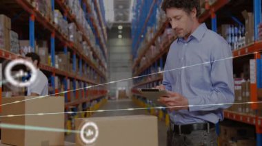 Tedarik zinciri denetleyicisi koridorda tablet kaydırıyor, izleme için raflarda veri simgeleri gösteriyor. Lojistik, tedarik zinciri, depo, otomasyon, veri görselleştirme, envanter, teknoloji