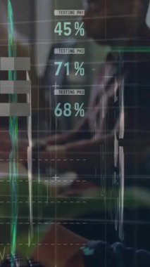 Bilgisayarlarda çalışan çeşitli iş arkadaşları üzerinde bilgi arayüzü ve bağlantı noktaları animasyonu. Dijital bileşik, çoklu pozlama, küresel, rapor, finans, iletişim ve teknoloji.