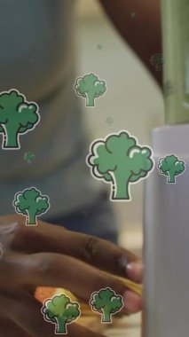 Afro-Amerikan bir kadının mutfakta smoothie hazırlaması üzerine brokoli animasyonu. Sağlıklı beslenme ve boş zaman konsepti dijital olarak oluşturulmuş video.