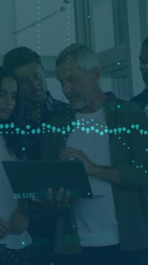 Ofisteki çeşitli iş adamları üzerinde finansal veri işleme animasyonu. Küresel finans, iş, bağlantılar, hesaplama ve veri işleme kavramı dijital olarak oluşturulmuş video.