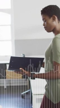 Ofisteki iş kadınıyla ilgili finansal veri işleme animasyonu. Küresel finans, iş, bağlantılar, hesaplama ve veri işleme kavramı dijital olarak oluşturulmuş video.