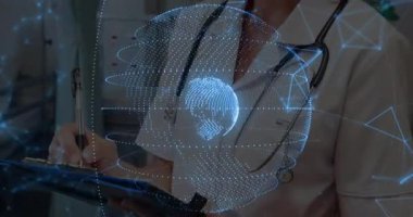 Doktor klinikte hasta notları yazıyor, holografik küre üretiyor küresel sağlık verilerini görselleştiriyor. Tıp, sağlık, teknoloji, yenilik, profesyonellik, tanı, dijital