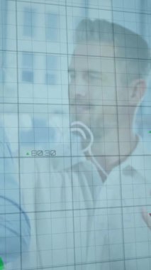 İş adamları üzerinde yeşil çizgilerin, istatistiklerin ve finansal veri işlemenin animasyonu. Küresel iş, finans, bilgisayar ve veri işleme kavramı dijital olarak oluşturulmuş video.