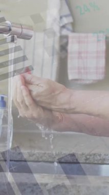 Kafkasyalı yaşlı bir kadının ellerini yıkaması üzerine finansal veri işleme animasyonu. Yaşlılar yaşam tarzı, finans, iletişim ve dijital arayüz kavramı dijital olarak oluşturulmuş video.