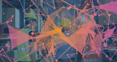 Depo personeli mavi raflardaki kutuları tarıyor stokları doğruluyor, neon kaplamasını başlatıyor. Lojistik, envanter, dijital, verimlilik, takım çalışması, endüstriyel, teknoloji