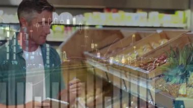 Perakende reyonuna giren adam meyveleri tarıyor ananas sürükleyen şamdan çizelgelerini değerlendiriyor. Perakende, analitik, veri, alışveriş, sağlık, tazelik, karar verme