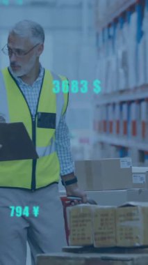 Depoda çalışan beyaz adamın dijital veri işleme animasyonu. Küresel gönderim, bağlantılar, hesaplama ve veri işleme kavramı dijital olarak oluşturulmuş video.