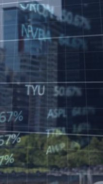Şehir manzarası üzerinde finansal grafik ve veri işleme animasyonu. Küresel iş, finans, veri işleme ve dijital arayüz kavramı dijital olarak oluşturulmuş video.