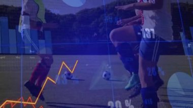 Futbol oyuncularının top oynamaları, hokkabazlık yapmaları, grafiklerin yükselip alçalması. Atletik, takım çalışması, performans, eğitim, fitness, rekabet, biyomekanik