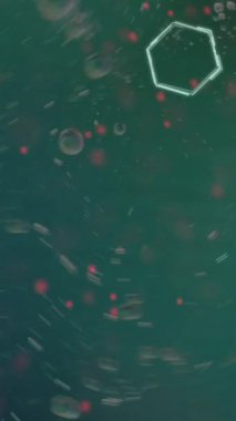 Yeşil arka planda DNA ipliği ve kimyasal formül üzerinde baloncuk animasyonu. Bilim, tıp ve dijital arayüz kavramı dijital olarak oluşturulmuş video.