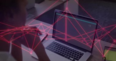Kırmızı ağ ortaya çıktığında ve sistem analizi için nabız attığında kadın dizüstü bilgisayarda kod izliyor. Teknoloji, yenilik, bağlantı, siber güvenlik, veri, dijital, gelecekçi