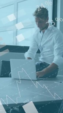 Kafkas işadamının ofisindeki finansal veri işleme animasyonu. Küresel iş, finans, hesaplama ve veri işleme kavramı dijital olarak oluşturulmuş video.