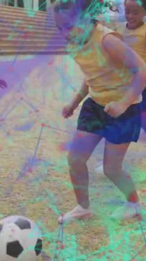 Spor sahasında futbol oynayan mutlu liseli kızlar üzerinde ağ animasyonları. Spor, sağlık, okul, eğitim, çocukluk ve öğrenme, dijital olarak üretilen video.