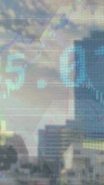 Şehir manzarası üzerinde finansal veri işleme animasyonu. Küresel finans, iş, bağlantılar, hesaplama ve veri işleme kavramı dijital olarak oluşturulmuş video.