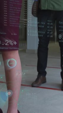 Koridorda kuyruğa girmiş maskeli çeşitli iş adamlarıyla ilgili finansal verilerin animasyonu. Küresel covid 19, iş, finans, bilgisayar ve veri işleme kavramı dijital olarak oluşturulmuş video.