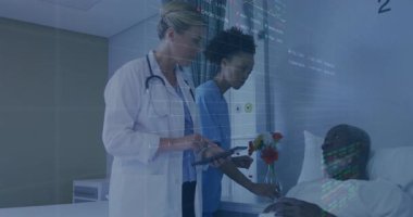 Kadın doktor, hemşire onu yatıştırmak için, hologram aracılığıyla sağlık verilerini takip ediyor. Tıbbi ekip, hasta bakımı, dijital sağlık hizmetleri, klinik teknoloji, hastane ortamı, refah, tıbbi profesyonellik