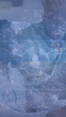 Çeşitli iş adamları üzerinde bağlantılar ve simgelerin animasyonu. Dijital olarak oluşturulmuş küresel bağlantılar, veri işleme ve dijital arayüz kavramı.