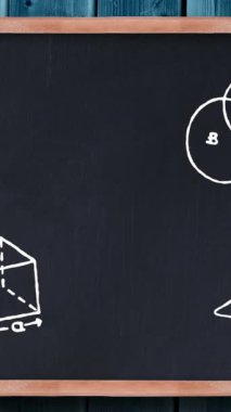 Siyah tahtadaki matematiksel simgelerin dijital animasyonu mavi ahşap arka planda. Eğitim ve okul kavramı