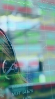 Telefonda konuşan, kulaklık takan çok ırklı bir çağrı merkezi çalışanının şebekesinde ortaya çıkan grafiklerin ve istatistiklerin animasyonu. Dijital bileşim videosu