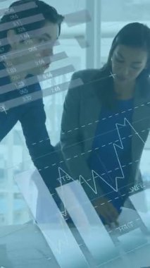 Ofisteki çeşitli iş adamları üzerinde finansal veri işleme animasyonu. Küresel finans, iş, bağlantılar, hesaplama ve veri işleme kavramı dijital olarak oluşturulmuş video.