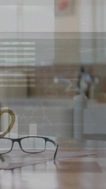 Evdeki laptop, bardak ve kahve fincanı üzerinde veri işleme arayüzünün animasyonu. Bilgisayar arayüzü teknolojisi kavramı