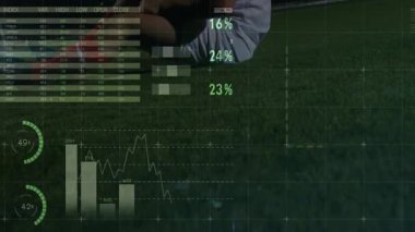 Veri panelleri yenileniyor ve futbolcuların performans analizi için dizlerini büküyor. Spor, analitik, görselleştirme, performans, fitness, stadyum, yarışma