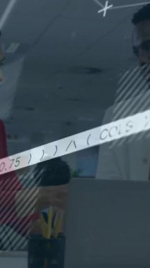 Ofisteki çeşitli iş adamları üzerinde finansal veri işleme animasyonu. Küresel finans, iş, bağlantılar, hesaplama ve veri işleme kavramı dijital olarak oluşturulmuş video.