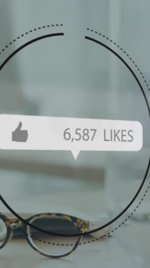 Konuşma balonunda ofis masasına karşı sayıları artan bir ikon gibi animasyon. Sosyal medya ağı ve iş teknolojisi kavramı