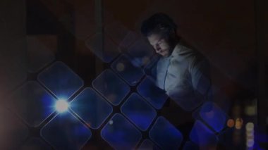 Profesyonel güç tableti ofise giriyor ve mavi şebeke etrafında genişledikçe verileri analiz ediyor. Futuristik, teknoloji, yenilik, dijital, arayüz, kurumsal, veri