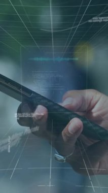 Şehirdeki akıllı telefon kullanan bir kadın için 6G metin, tarama ve veri işleme animasyonu. küresel ağ, teknoloji ve dijital arayüz kavramı dijital olarak oluşturulmuş video.