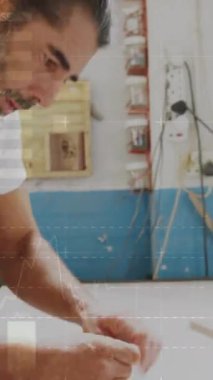 Kafkas erkek marangozun atölyede çalışması üzerine dünya haritası ve veri işleme animasyonu. Küresel iletişim, iş ve dijital arayüz kavramı dijital olarak oluşturulmuş video.