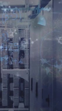 Sunucu odasında moleküllerle matematik denklemleri ve veri işleme animasyonları. Küresel teknoloji, bilgisayar ve dijital arayüz kavramı dijital olarak oluşturulmuş video.