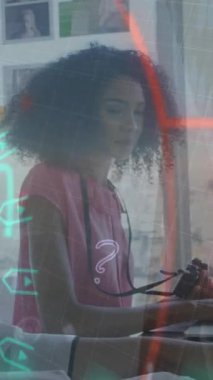 Grafiklerin, sembollerin, bilgisayar dilinin, çeşitli kadın iş arkadaşlarının ofiste tartıştığı animasyonlar. Dijital bileşik, çoklu pozlama, rapor, iş, kodlama, takım çalışması ve teknoloji kavramı.