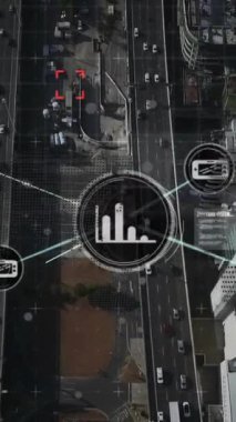 Şehir trafiğinin havadan görüntüsüne karşı dönen dünya üzerindeki dijital simge ağının animasyonu. Küresel ağ ve iş teknolojisi kavramı