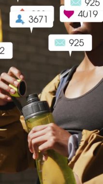 Simgelerin animasyonu, değişen numaralar, su içen Afrika kökenli Amerikalı bayan sporcu. Dijital bileşik, çoklu pozlama, iş, büyüme, teknoloji ve sosyal medya anımsatma kavramı.