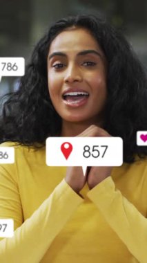 İş kadınının görüntülü aramasında sosyal medya veri işleme animasyonu. Küresel bağlantılar, işletme, finans, veri işleme ve dijital arayüz kavramı dijital olarak oluşturulmuş video.