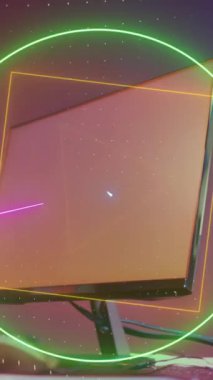 Bilgisayar oyunu ekipmanları üzerinde neon şekillerin animasyonu. Genel video oyunu, dijital arayüz, veri işleme ve bağlantılar konsepti dijital olarak oluşturuldu.