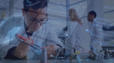 Elektronik mühendisliği, lehim ve lehimleme devre kartlarının devamlılığını kontrol ediyor. Teknoloji, yenilik, işbirliği, kesinlik, fütüristik, bilim, araştırma