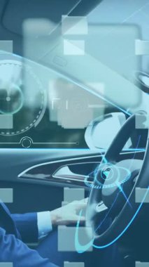 Otomatik sürüş aracını kullanan VR kulaklıklı adamla birden fazla bilgi ekranının animasyonu. iletişim teknolojisi dijital arayüz kavramı, dijital olarak oluşturulmuş video.