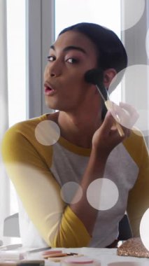 Makyaj yapan kadının üzerindeki ışık lekelerinin canlandırılması. Yaşam tarzı, moda ve ışık konsepti dijital olarak oluşturulmuş video.