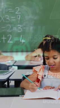 Kafkas kadın öğretmen ve çeşitli okul çocukları üzerinde veri işleme animasyonu. Küresel eğitim ve dijital arayüz kavramı dijital olarak oluşturulmuş video.