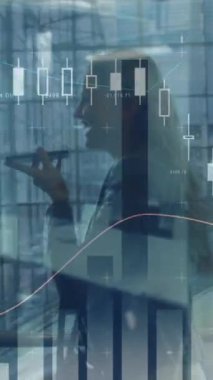 Kafkas iş kadınının akıllı telefonla konuşup yürümesi üzerine veri işleme animasyonu. küresel iş, finans, bağlantılar ve dijital arayüz konsepti dijital olarak oluşturulmuş video.