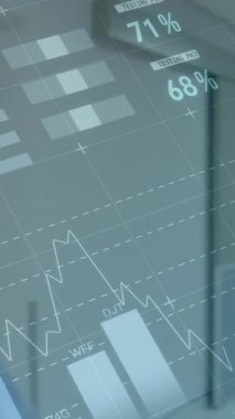 Kafkas erkek surgon yürüyüşünde veri işleme animasyonu. Küresel tıp ve dijital arayüz kavramı dijital olarak oluşturulmuş video.