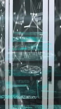 Sunucu odasına karşı veri işleme ile birden fazla ekrana karşı bağlantı ağı. küresel ağ oluşturma ve veri depolama teknolojisi kavramı