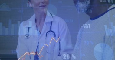 Kadın doktor hastaya doğru dönüyor, sağlık durumunu gösteren animasyon çizelgelerini inceliyor. Klinik, analitik, teşhis, sağlık, izleme, teknoloji, profesyonel