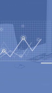 Masanın üzerinde mavi arka planda bilgisayarla veri işleme animasyonu. Genel meşgul, sosyal medya, ofis ve dijital arayüz kavramı dijital olarak oluşturulmuş video.