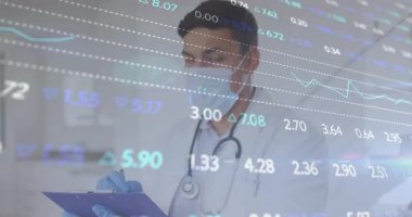 Doktor ameliyat maskesi takıyor. Panoya notlar yazıyor. Finansal tabloları örtüyor. Tıbbi, sağlık, analiz, veri, klinik, profesyonel, teknoloji