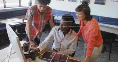 Resimleri içeriye aktaran fotoğrafçı, küçük resimlere tıklayan, tasarım incelemesindeki parmak izlerine bakan meslektaşlar. Yaratıcılık, takım çalışması, işbirliği, modern, teknoloji, görsel sanatlar, tasarım süreci