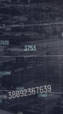 Şehrin üzerinde sayı ve grafiklerin animasyonu. Küresel finans, ekonomi ve teknoloji kavramı dijital olarak üretilen video.