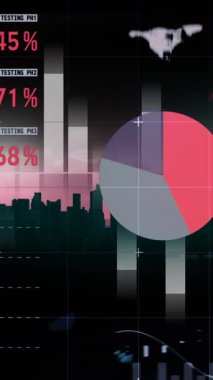 Şehir manzarası üzerinde finansal veri işleme animasyonu. küresel iş, finans, bağlantılar ve dijital arayüz konsepti dijital olarak oluşturulmuş video.